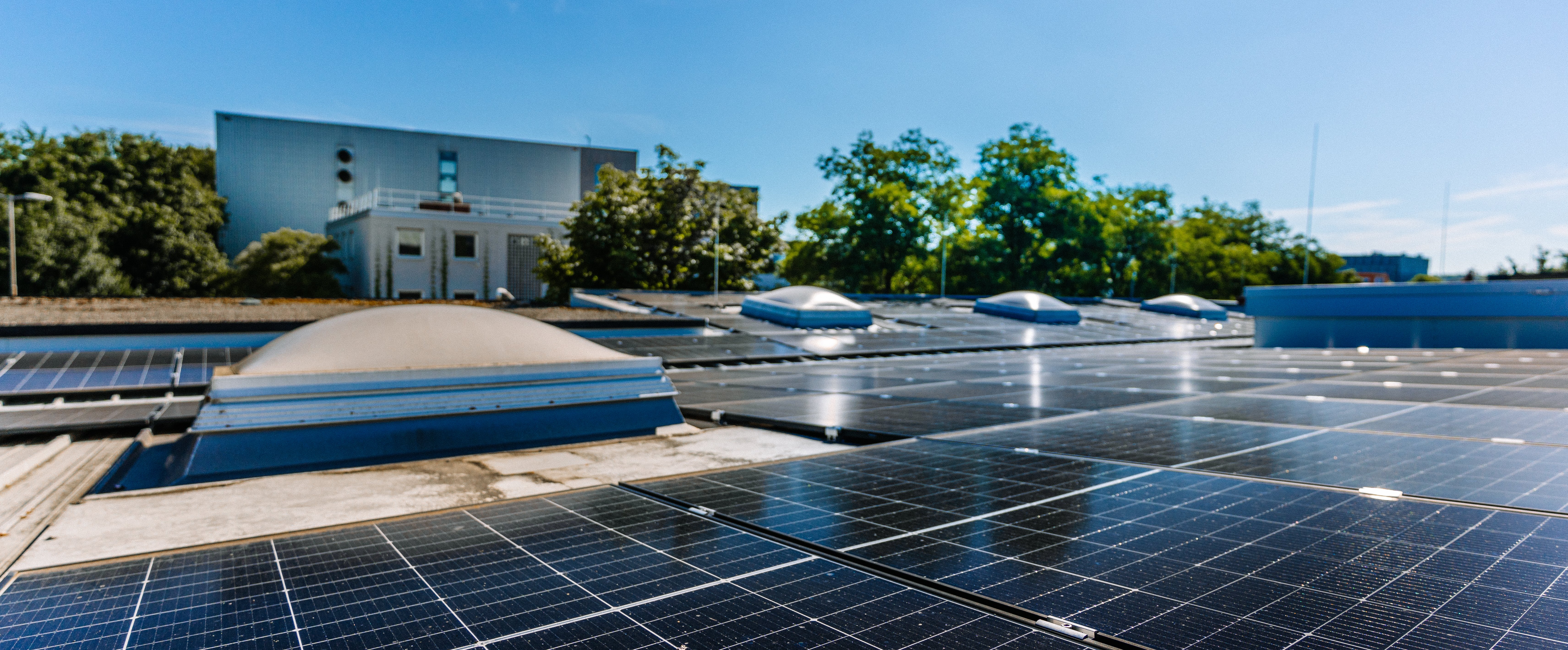 Photovoltaikanlage auf dem Firmendach von Uzin Utz mit modernen Solarpanels als Beitrag zur Nachhaltigkeit